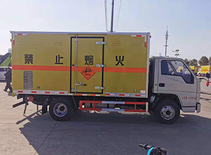郾城爆破器材运输车技术升级与安全合规新趋势
